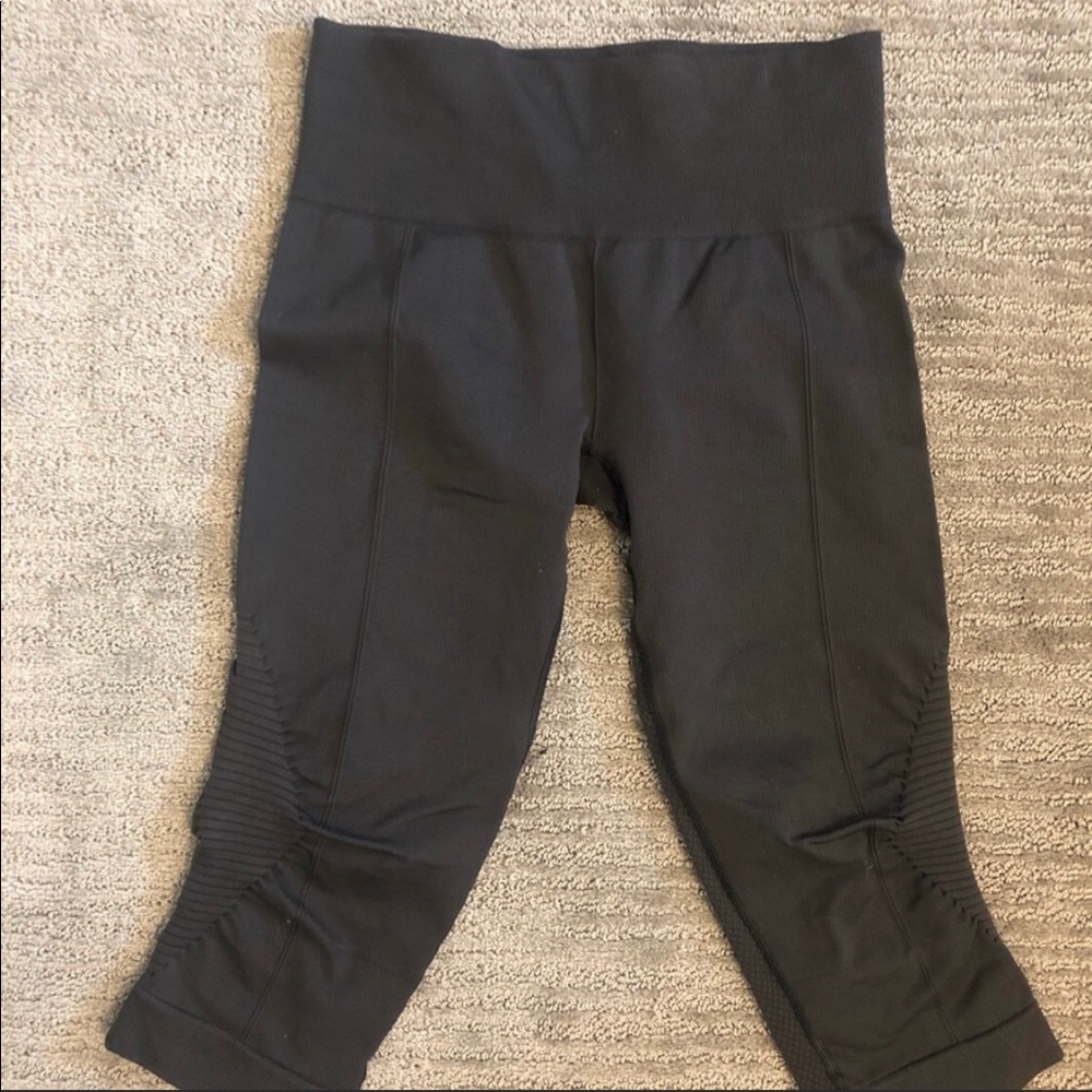 Lulu lemon women’s size 4 athletic crop pants